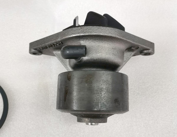 小松發(fā)動機水泵